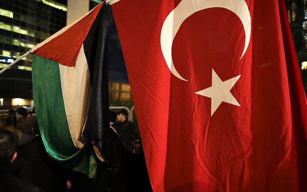 Een Palestijnse en Turkse vlag tijdens een demonstratie voor het Isra:elische consulaat in de Turkse stad Instanboel. beeld EPA