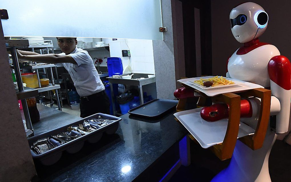 Sommigen vrezen dat robots hun werk zullen overnemen. Anderen vinden het eng dat robots steeds menselijker ogen. Ingenieurs moeten zulke gevoelens recht doen. Foto: robot-ober in Nepal. beeld AFP, Prakash Mathema