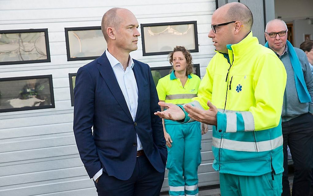 hristenUnie-leider Gert-Jan Segers voerde zaterdag campagne voor de herindelingsverkiezingen in Zuid-Holland. Segers bezoekt een ambulancepost in Meerkerk, een dorp in de gemeente Vijfheerenlanden. beeld ANP