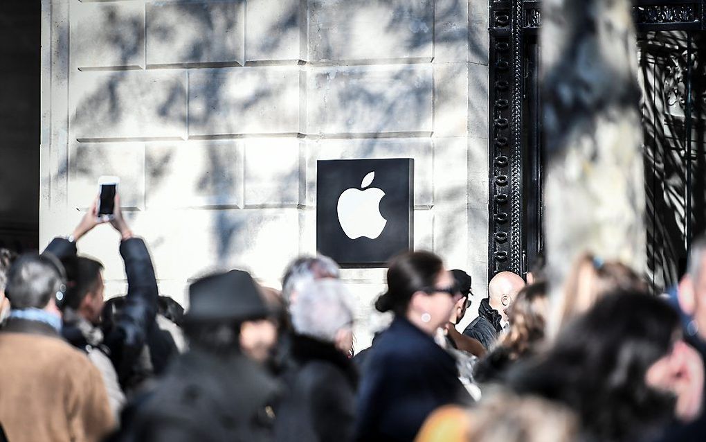 Applewinkel aan de Champs-Élysées. beeld AFP