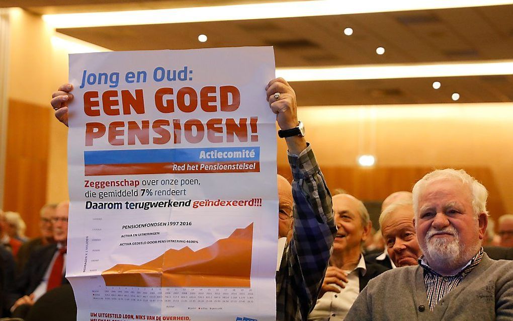 Een van de plannen van vakbonden en werkgevers is de pensioenen sneller te verhogen, zonder dat hier echte garanties voor jongeren tegenover staan. Foto: debatmanifestatie over pensioenen in de Jaarbeurs in Utrecht, op 19 november. beeld ANP, Bas Czerwins