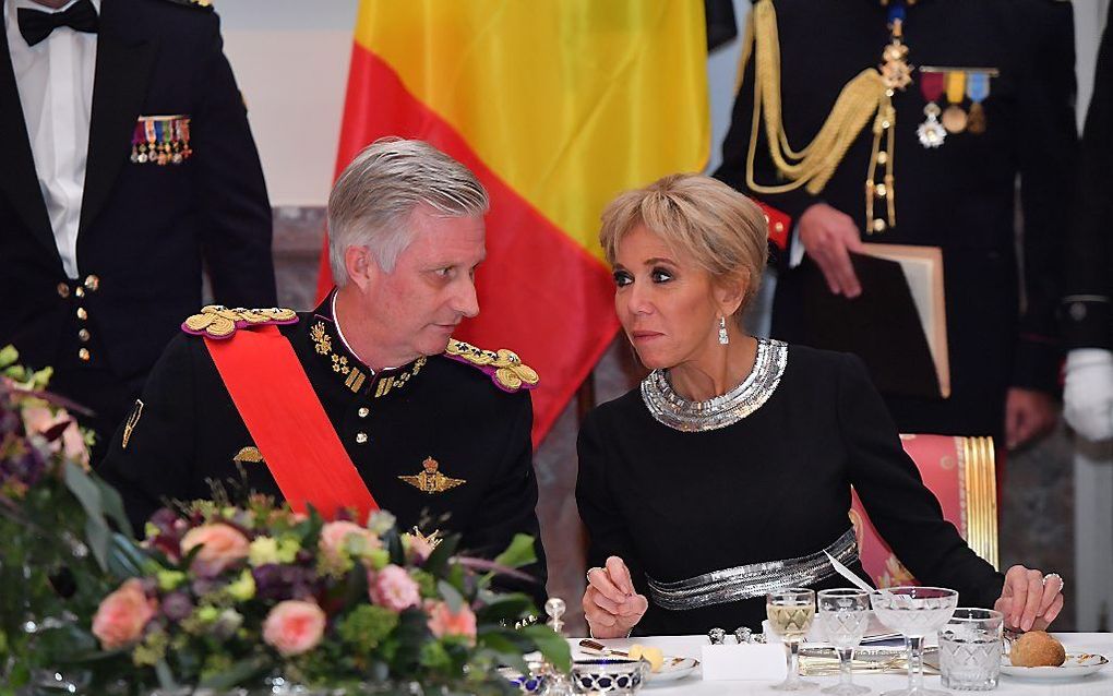 De Belgische koning Filip en Brigitte Macron, de vrouw van de Franse president. beeld AFP