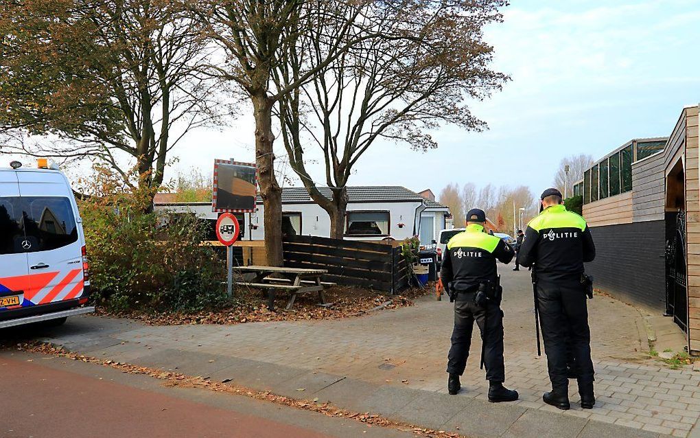 Politie tijdens een onderzoek bij een clubhuis van motorclub Caloh Wagoh in Amersfoort. Bij de actie tegen Caloh Wagoh zijn op meer dan veertig plekken invallen gedaan. beeld ANP