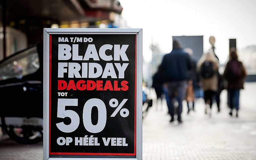 Winkels met reclame-affiches voor de Black Friday-uitverkoop. Steeds meer Nederlandse winkelketens nemen het Amerikaanse fenomeen over. Black Friday is in de VS de dag na Thanksgiving van de start van de uitverkoop. beeld EPA