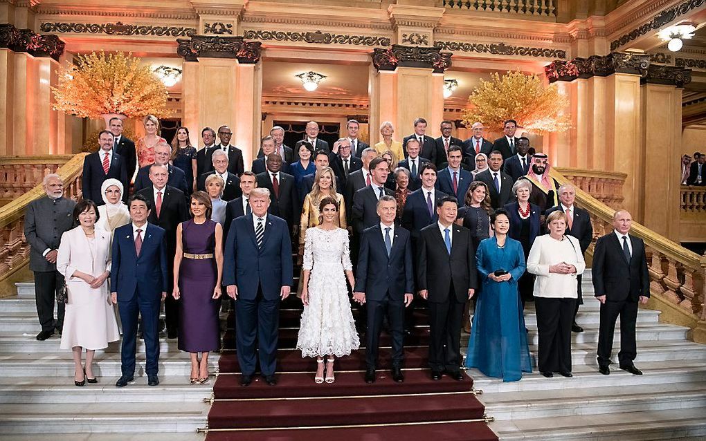 Koningin Máxima stond op de tweede rij, pal achter het Argentijnse presidentieel paar. Ze werd geflankeerd door minister-president Mark Rutte en de Franse president Emmanuel Macron. beeld EPA