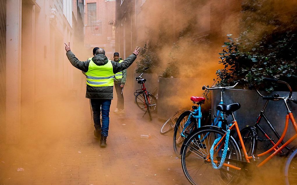 Betogers in gele hesjes op de Wallen. beeld ANP