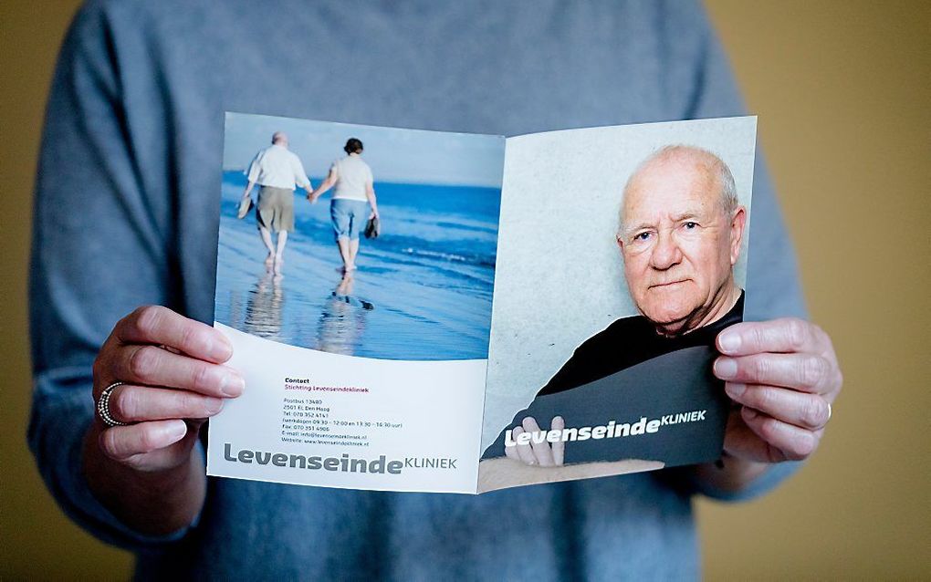 Als iemand aan overheid en samenleving vraagt om hem te doden, kan het antwoord slechts zijn: „Dit is onbespreekbaar, wij willen u niet kwijt!” Foto: folder van De Levenseindekliniek. beeld ANP, Robin van Lonkhuijsen