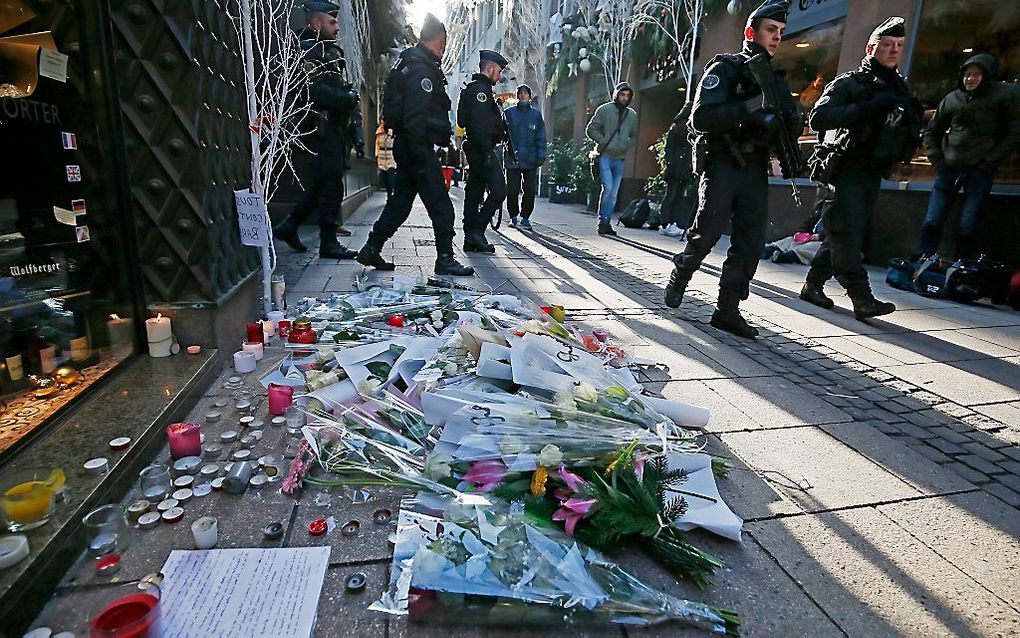 Bloemen op de plek in Straatburg waar een persoon werd doodgeschoten. beeld EPA