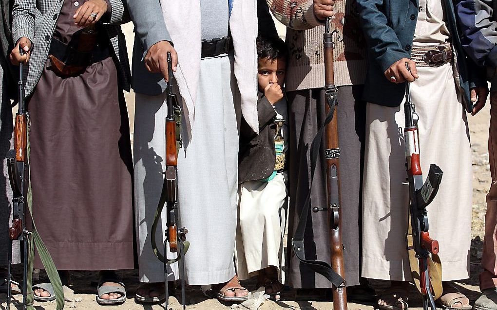 Een kind tussen Houthi-opstandelingen. beeld EPA