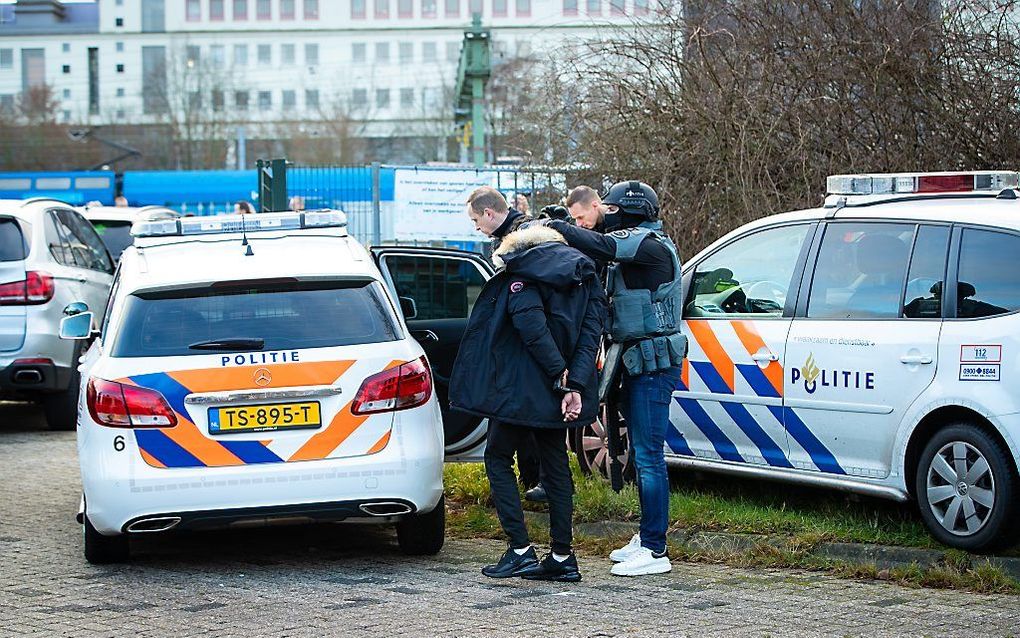 Zwaarbewapende politiemensen in kogelwerende vesten halen twee mannen uit een trein op station Zwolle. Dit gebeurde na een melding van een passagier van een trein van Emmen naar Zwolle. beeld ANP