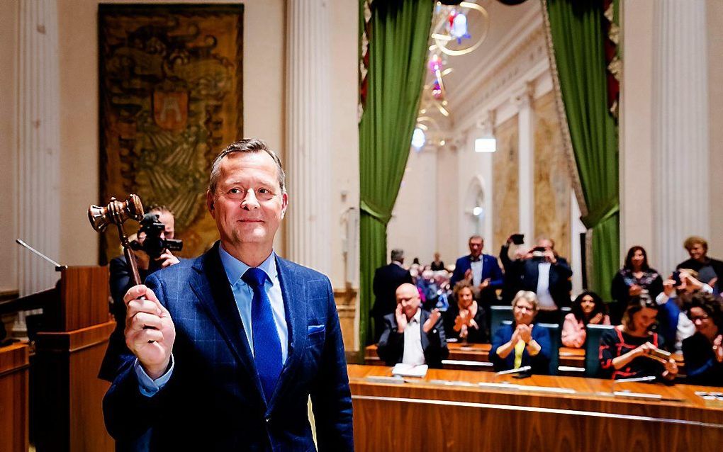 Arthur van Dijk krijgt tijdens de voorzittershamer tijdens zijn installatie als commisaris van de Koning in de provincie Noord-Holland. ANP, Robin van Lonkhuijsen