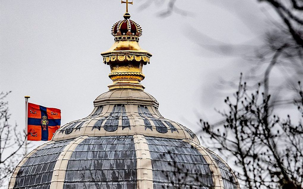 De koninklijke standaard wappert op het dak van Huis ten Bosch. Koning Willem-Alexander, koningin Maxima en hun drie dochters hebben hun intrek genomen in het paleis in Den Haag. beeld ANP