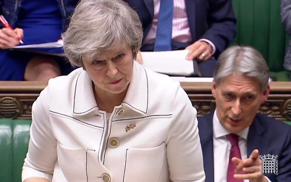 Premier Theresa May met rechts achter haar minister van Financiën Philip Hammond. beeld AFP