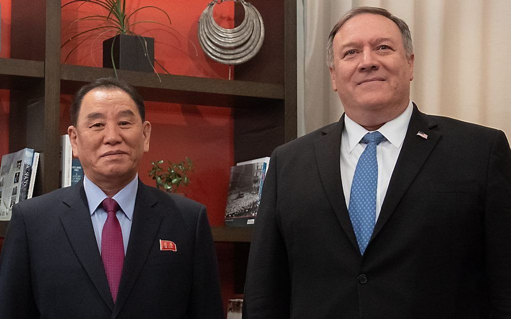 Kim Hyok-chol (l.) naast de Amerikaanse minister van Defensie, Mike Pompeo. beeld AFP