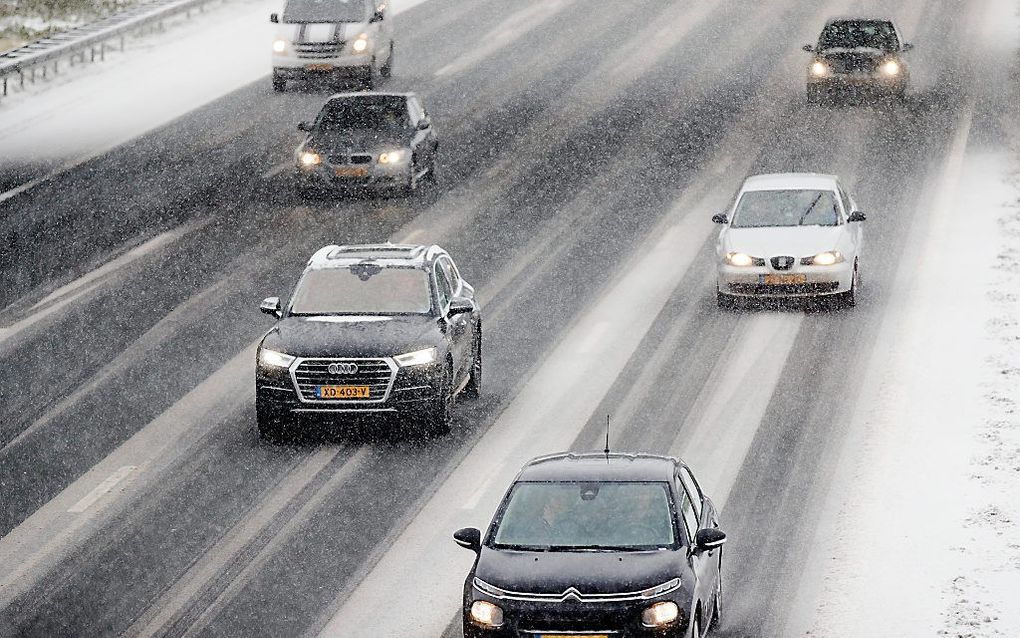 Winterse buien ontregelen verkeer. beeld ANP, Robin van Lonkhuijsen