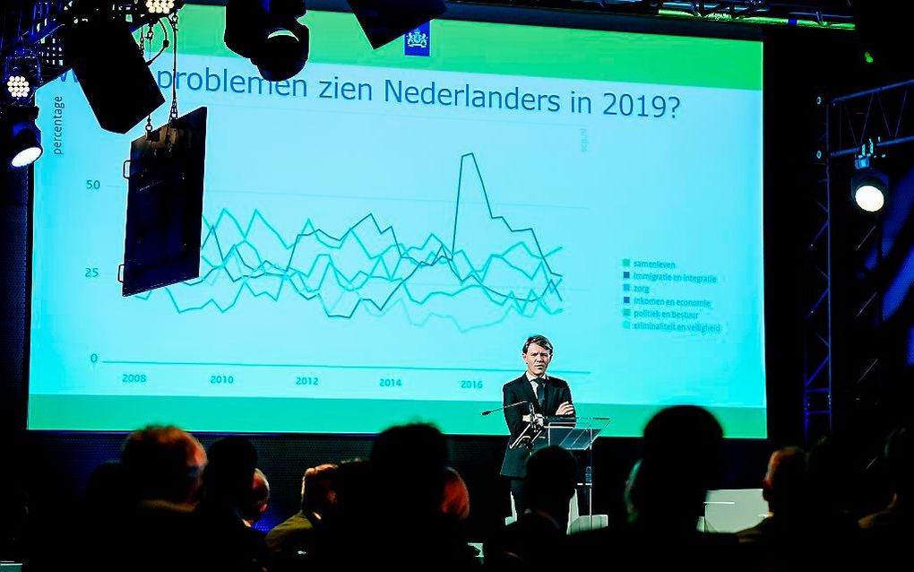 Kim Putters, directeur van het Sociaal en Cultureel Planbureau, tijdens een presentatie. Het aantal mensen onder de armoedegrens is sinds 2013 fors afgenomen. beeld ANP