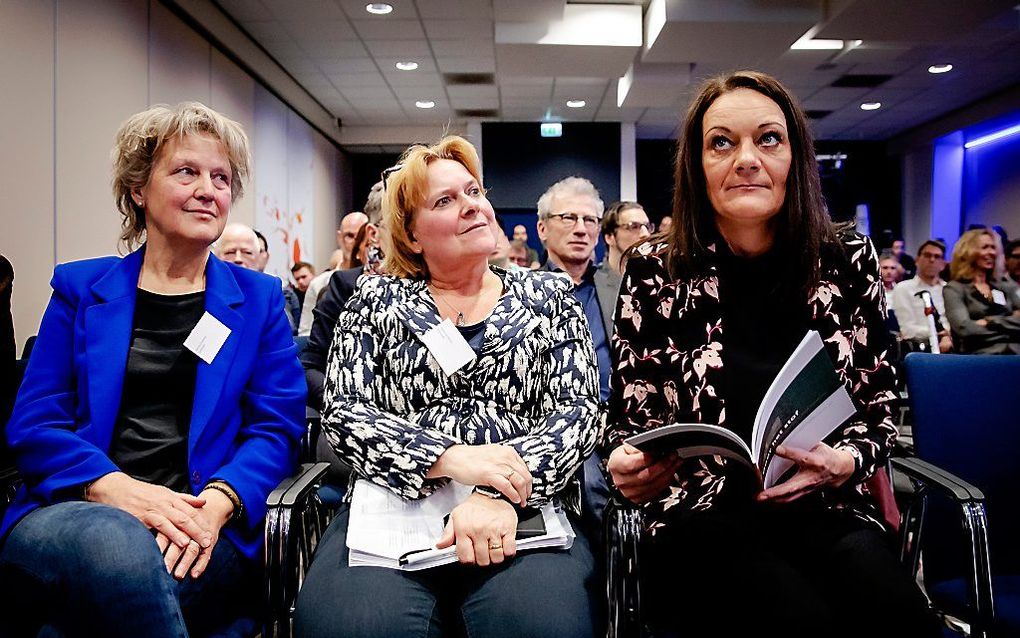 Natascha van de Put (rechts vooraan) sprak maandagavond over de chroom-6-problematiek. „Willens en wetens is met onze gezondheid gespeeld”, zei ze. beeld ANP, Robin van Lonkhuijsen