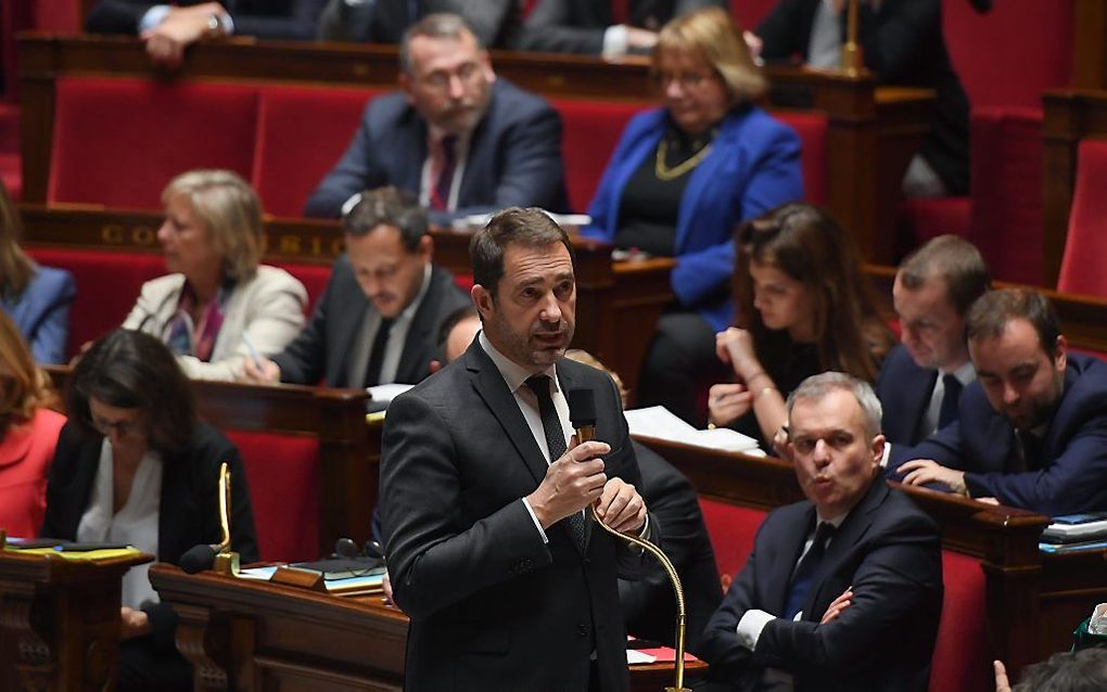 De Franse minister van Binnenlandse Zaken, Christophe Castaner, voert het woord in het Franse parlement. beeld AFP