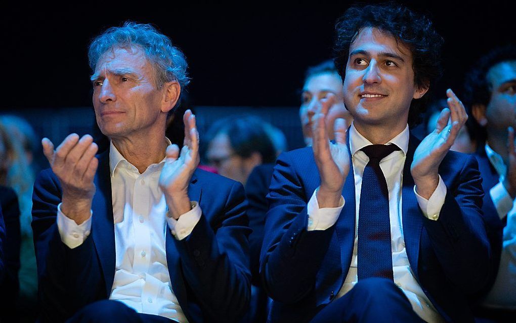 Paul Rosenmöller en Jesse Klaver tijdens het partijcongres van GroenLinks in de IJsselhallen. beeld ANP