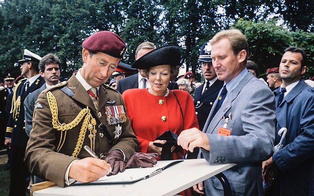 Toenmalig koningin Beatrix en de Britse prins Charles bij de herdenking van Market Garden in 1994. beeld ANP