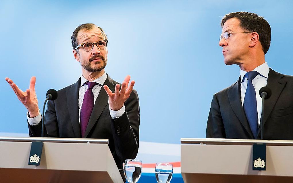 Premier Mark Rutte (r.) en minister Eric Wiebes van Economische Zaken en Klimaat. beeld ANP