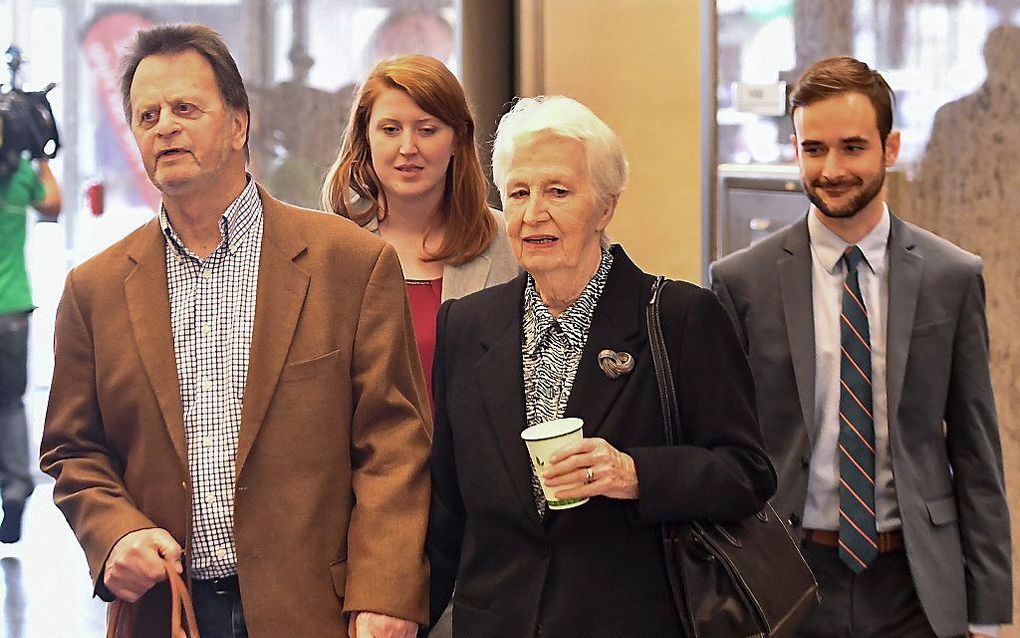 Bij Edwin Hardeman (L) uit Californië is een zeldzame vorm van lymfklierkanker ontdekt, nadat hij jarenlang het omstreden middel Roundup gebruikte op zijn eigen terrein. beeld EPA