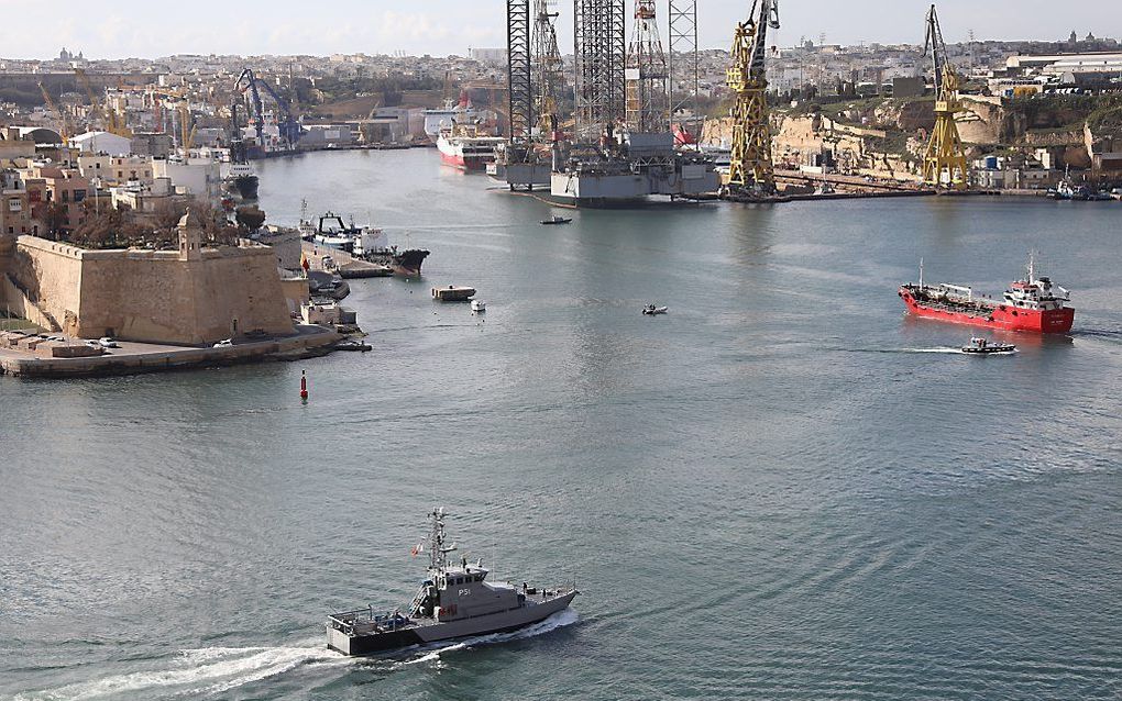 Het gekaapte vrachtschip Elhiblu 1 (R) arriveert in de haven van de Maltese hoofdstad Valletta. beeld AFP