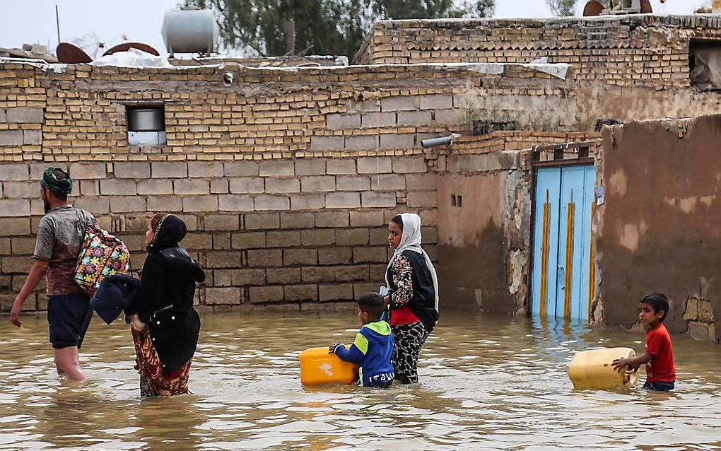 De afgelopen twee weken zijn bijna vijftig mensen om het leven gekomen door overstromingen die na hevige regenval grote delen van Iran hebben getroffen. In meerdere provincies is de noodtoestand uitgeroepen en tienduizenden mensen zijn geëvacueerd.  beeld