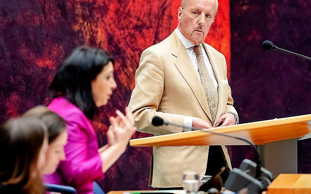 Theo Hiddema (FvD) wordt op zijn vingers getikt door kamervoorzitter Khadija Arib tijdens het debat in de Tweede Kamer over de moord op Anne Faber en het rapport dat de Onderzoeksraad voor Veiligheid (OVV) uitbracht over verdachte Michael P. beeld ANP