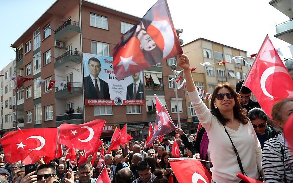 Aanhangers van oppositiepartij CHP in Istanbul. beeld EPA