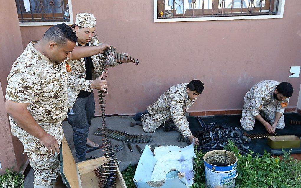 Regeringsgezinde militairen bereiden zich in een buitenwijk van Tripoli voor op de confrontatie met het leger van Haftar. beeld AFP