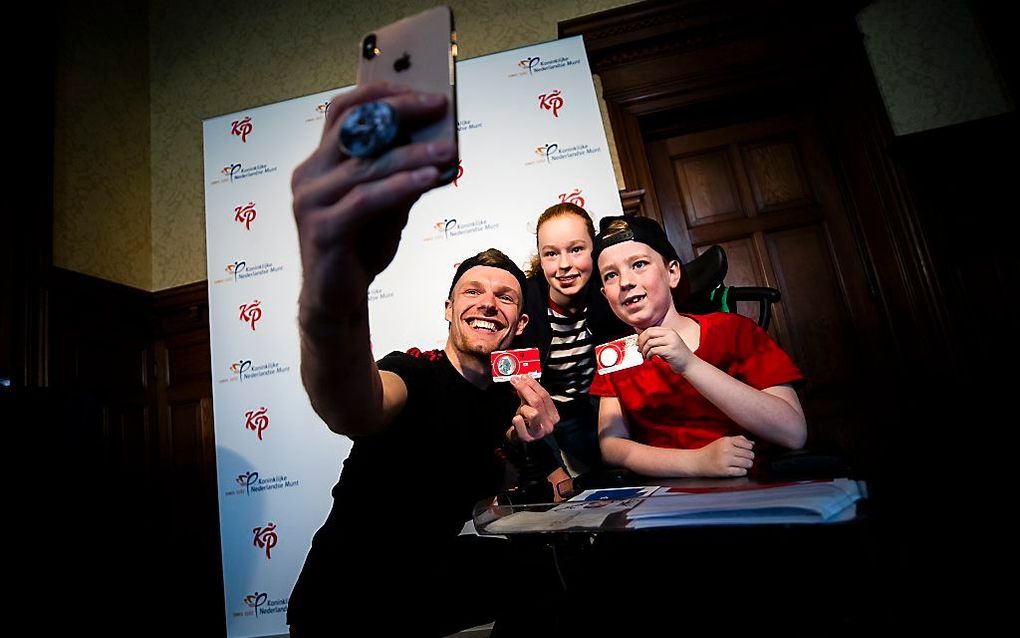 Vlogger Enzo Knol met fans. beeld ANP