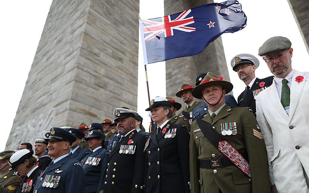 Australiërs en Nieuw-Zeelanders bij het herinneringsmonument in Gallipoli. beeld EPA