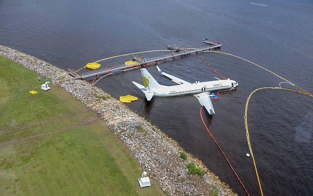 Het toestel van het type Boeing 737-800 schoot bij een militaire basis in Jacksonville van de landingsbaan. beeld AFP