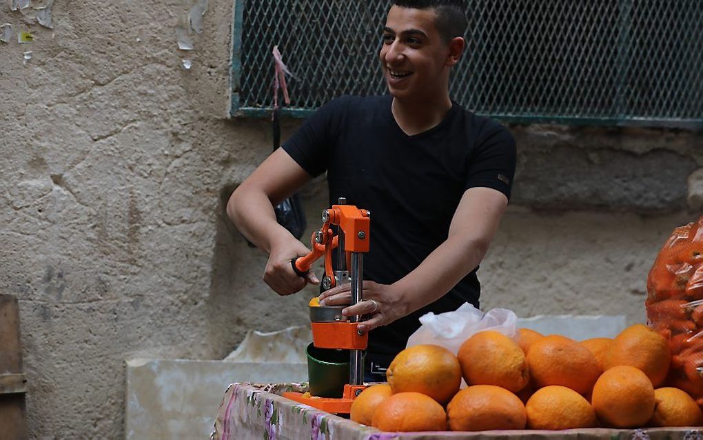 Een verkoper op straat in Nablus. beeld EPA