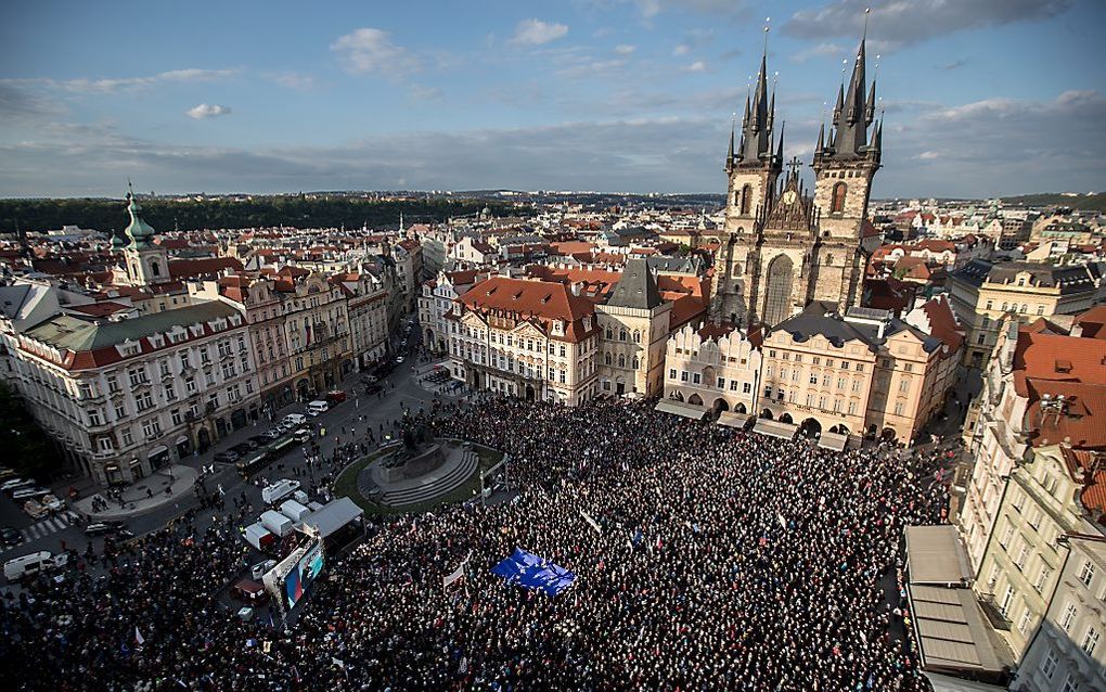 In de oude binnenstad van Praag eisten maandagavond naar schatting zeker 20.000 demonstranten op spandoeken zijn aftreden. beeld EPA