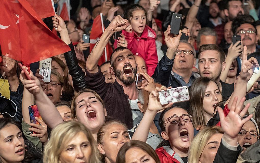 Inwoners van Istanbul demonstreren tegen de nieuwe verkiezingen. beeld AFP