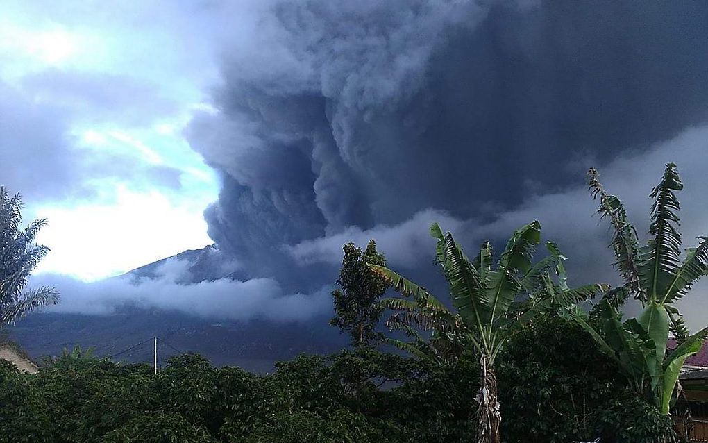 De vulkaan Sinabung spuwt een enorme hoeveelheid rook en as zo’n 2 kilometer de lucht in. beeld AFP