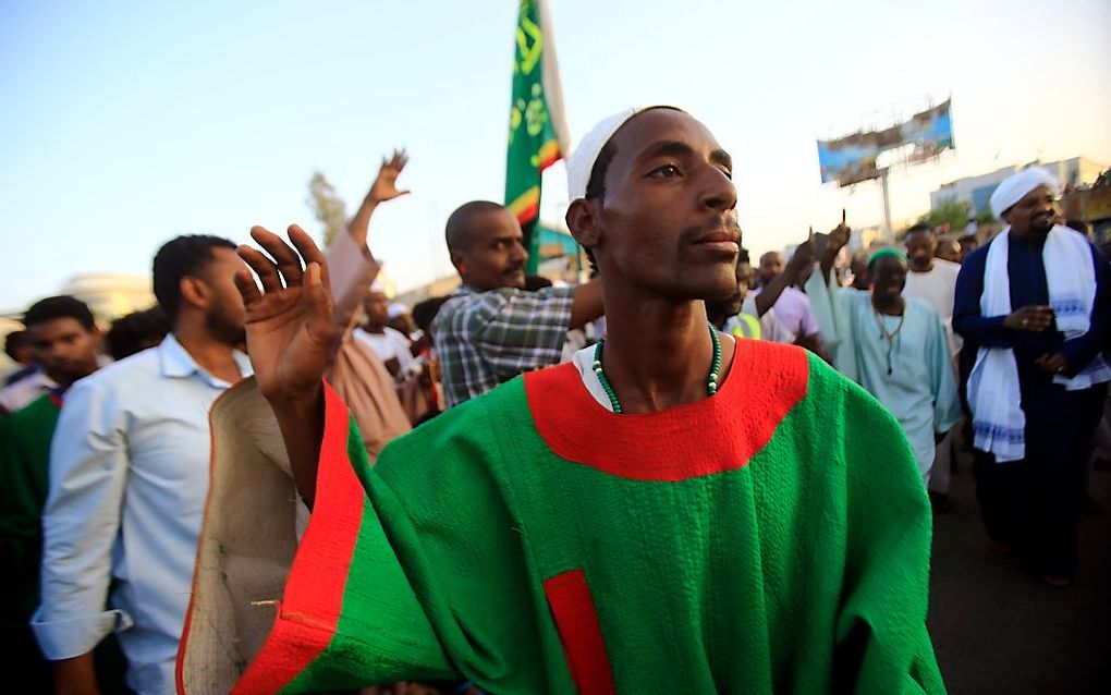 Betogers houden een sit-in in Khartoem. beeld AFP