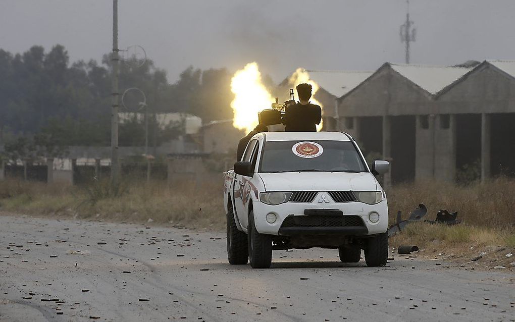 Een strijder aan de kant van de door de VN erkende regering tijdens een vuurgevecht even ten zuiden van Tripoli. beeld AFP