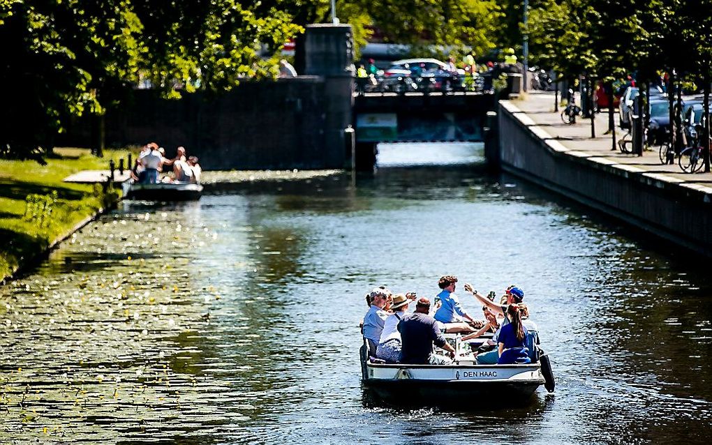 Genieten van het zomerse weer in Den Haag. beeld ANP