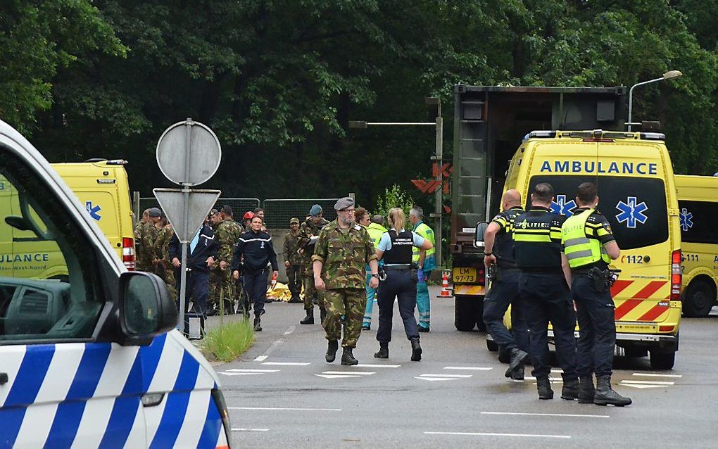 Hulpdiensten bij een militair oefenterrein in Ossendrecht. Veertien leerlingen zijn gewond geraakt door een blikseminslag. beeld ANP