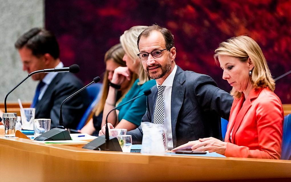 Eric Wiebes, minister van Economische Zaken en Klimaat, met naast hem Kajsa Ollongren, minister van Binnenlandse Zaken (l.), en Stientje van Veldhoven, staatssecretaris van Infrastructuur en Waterstaat (r.) tijdens het debat over het gepresenteerde klimaa