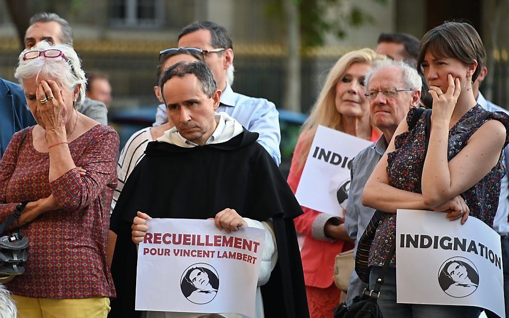 Bij de Saint-Sulpice in Parijs werd woensdag gebeden voor Vincent Lambert. beeld AFP