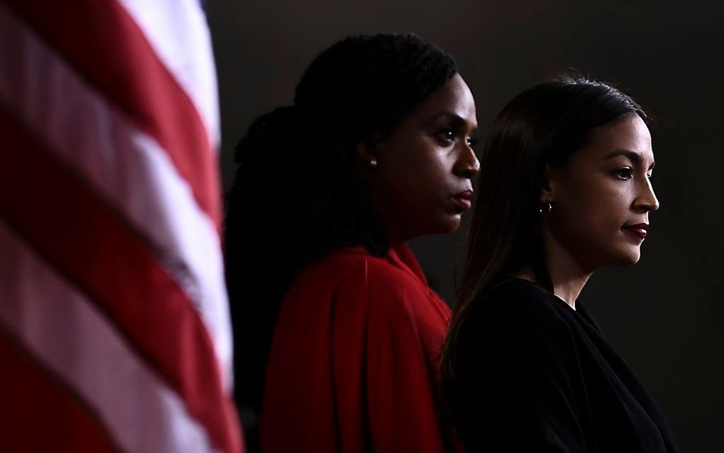 Alexandria Ocasio-Cortez (R) en Ayanna Pressley. beeld AFP