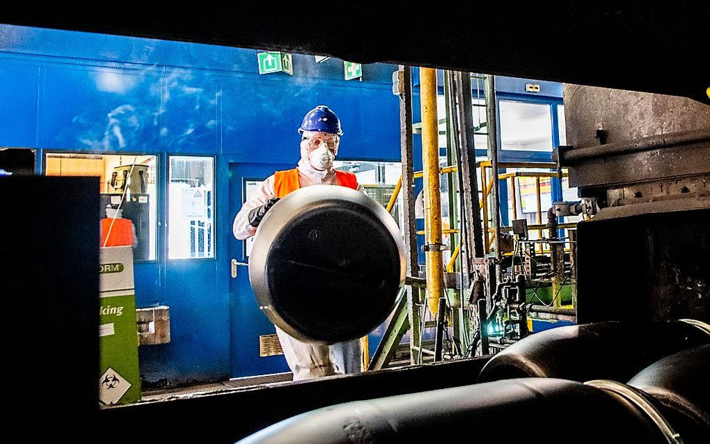 Vaten met eikenprocessierupsen worden verbrand bij een afvalverwerker in Dordrecht. beeld ANP