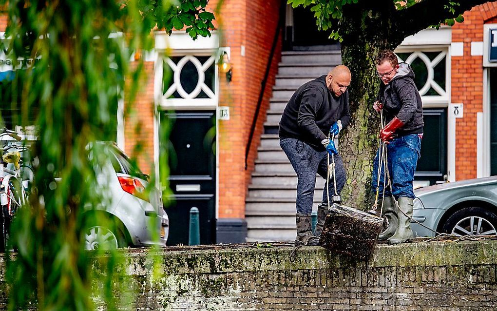 Steeds meer gemeenten gaan over tot het verbieden van magneetvissen, maar dat verbod wordt niet gehandhaafd. beeld ANP, Robin Utrecht