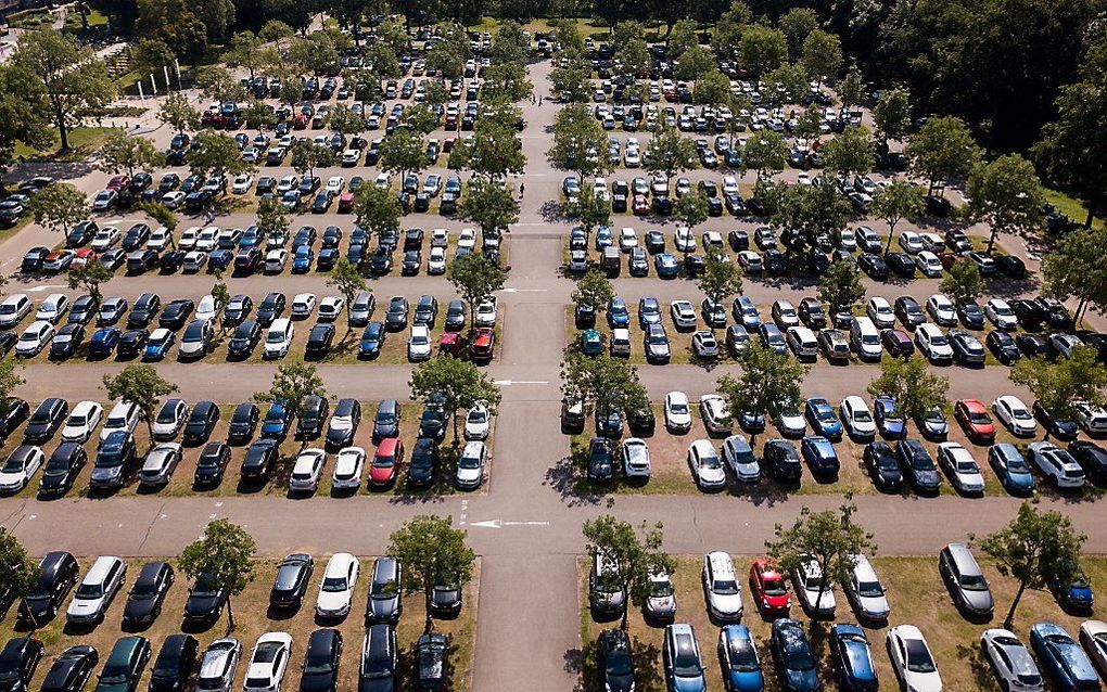 Drukte op de parkeerplaats van het strandbad Maarsseveense Plassen. Het KNMI heeft een code oranje afgegeven wegens de hoge temperaturen en er is een hitteplan afgekondigd. beeld ANP