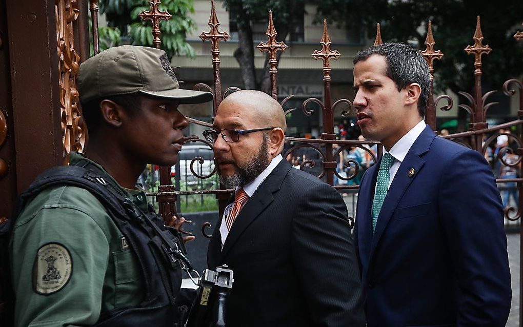 Zelfbenoemd interim-president van Venezuela Juan Guaidó (R). beeld EPA