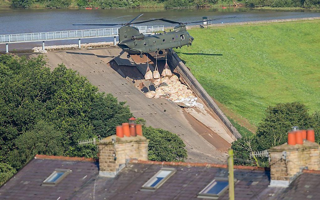 De stuwdam bij Whaley Bridge is voor een deel ingestort en gevreesd wordt dat het dorp snel onder water loopt als de dam het begeeft. beeld AFP